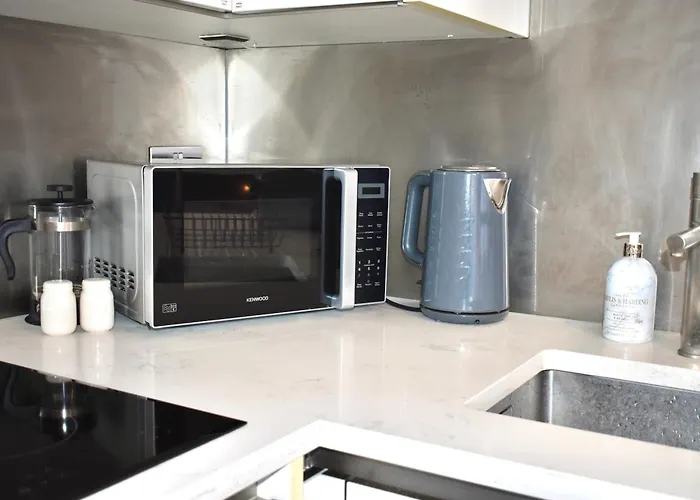 Lux 2-Bed Apt Central Location Balcony & Parking
